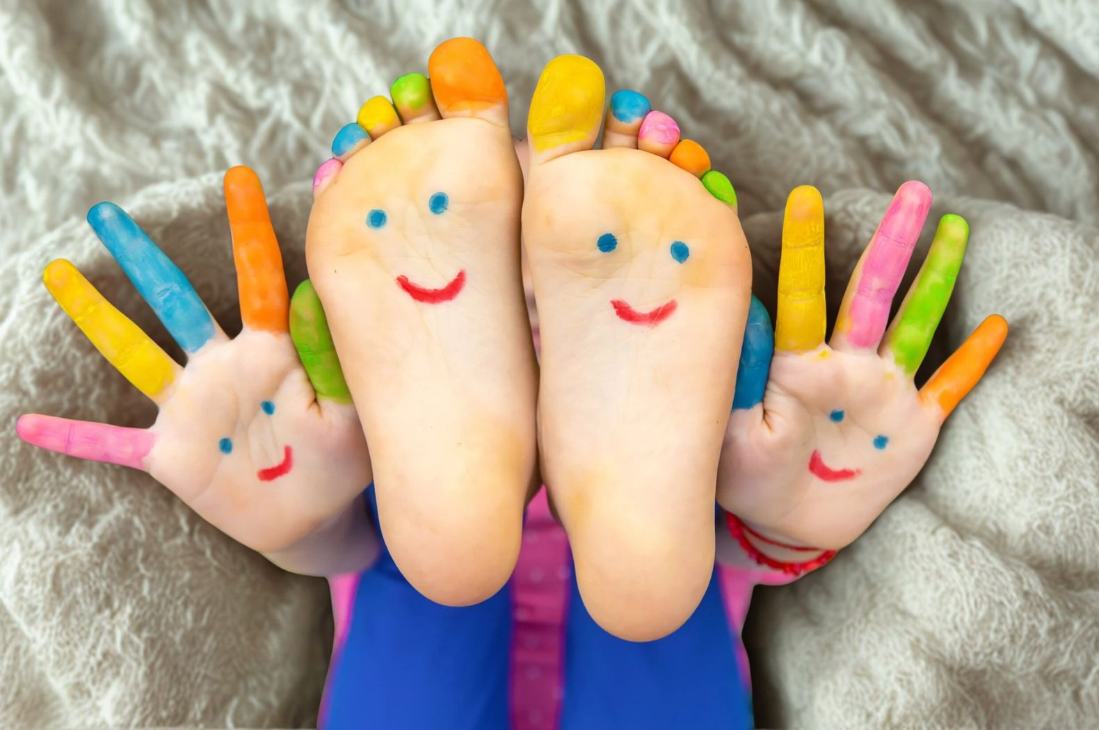 Pieds et mains d'enfant avec de la peinture