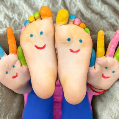 Pieds et mains d'enfant avec de la peinture